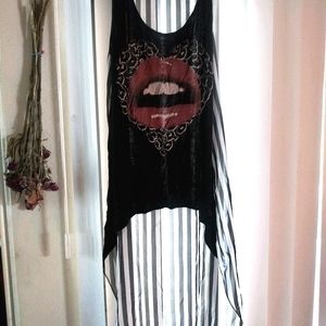 Hi-Lo tank top w/ graphic red lips print